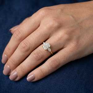 Bague de luxe en or massif 14 carats avec diamant radiant VS1 de 2,01 carats et trois pierres latérales en forme de poire, cultivées en laboratoire, pour les amoureux - Product Image 1