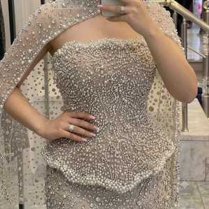 Robe de soirée sirène de luxe, longue, sans bretelles, ornée à la main de strass, avec cape de caractère à taille naturelle, pour réception de mariage - Product Image 2