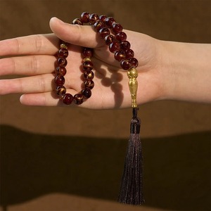 Perles de prière en résine faites à la main, rondes, marron, avec pompon noir, thème religieux islamique et bouddhiste, motif circulaire, artisanat en résine - Product Image 4
