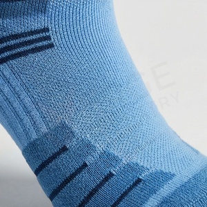 Chaussettes de sport pour hommes, bleues à rayures, tricotées, respirantes, en coton, polyester et élasthanne, style classique, été - Product Image 5