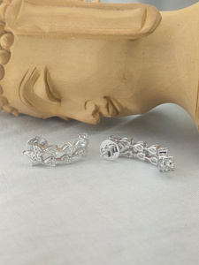 ต่างหูเพชรทรงลูกแพร์ในทองคำขาว ดีไซน์ทันสมัย เปล่งประกายเรียบหรู สง่างาม และมีเสน่ห์หรูหราแบบเรียบง่ายสำหรับทุกวัน - Product Image 3