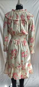 Robe midi décontractée à imprimé floral en viscose et lin, avec col smocké à volants, manches à revers et taille smockée élastiquée, à volants superposés - Product Image 4