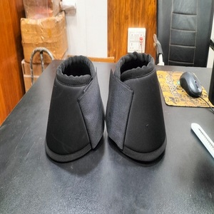 Juego de dos botas de neopreno para montar a caballo, marca Equine Kanpur India. - Product Image 2