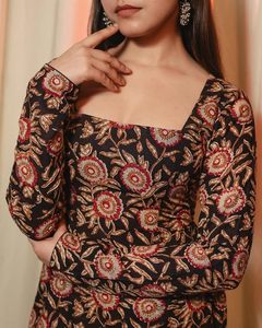 Kurti corto con estampado floral, cuello cuadrado, mangas largas, negro con flores rojas - Product Image 2