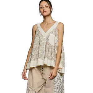 Camiseta sin mangas con cuello en V y bolsillo frontal POL Floral - Product Image 1