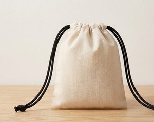 Pochette à cordon personnalisée avec logo vert, en faux daim, pour cosmétiques, bijoux, accessoires, ou comme sac cadeau. - Product Image 2