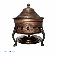 Plat à chafing en bronze sculpté à la main avec motif floral sur support carré de style Chowki pour présentations de buffet