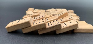 Juego de Dominó Doble Seis de Madera de Colores ILAHI, 28 Piezas, Ecológico, Tallado y Grabado, Diseño Antiguo, Caja Rectangular Alta de Madera - Product Image 2