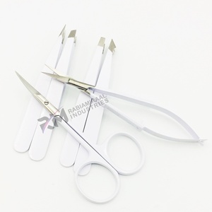Pinzas para Cejas Clásicas Ligeras de Acero Inoxidable RMI May Top Ranking con Punta Inclinada Plateada y Recubrimiento en Polvo Blanco - Product Image 6