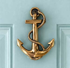 Battant de porte ancre nautique en bronze doré avec détails en corde torsadée et design maritime classique pour entrées côtières - Product Image 4