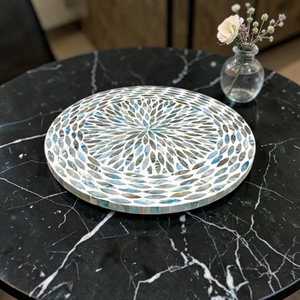Bandeja Giratoria de Lujo con Incrustaciones de Perlas, Elegante Organizador Lazy Susan de Madreperla para Comedor, Tocador y Salas de Estar - Product Image 3
