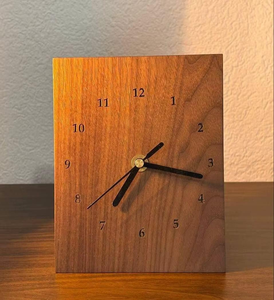Reloj de mesa de madera que se integra perfectamente con un decoro moderno y clásico. El diseño del reloj refleja un gusto atemporal y una vida pensada. - Product Image 1
