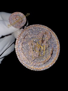 จี้ห้อยคอทรงวงกลมขนาดใหญ่ ชุบโรเดียม ประดับเพชรโมอิสซาไนต์ เงินแท้ 925 สำหรับทุกเพศ สไตล์ฮิปฮอป  รับสลักชื่อหรืออักษรย่อ  เหมาะสำหรับงานปาร์ตี้ - Product Image 3