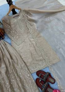Conjunto de Traje Tradicional de Seda GMY Premium para Mujer con Mangas Elegantes y Bordado - Product Image 4
