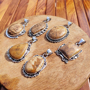 Colgante de Jaspe Natural con Diseño de Joyería, Hecho a Mano por Designer de JewelryTownIN, con Engaste de Latón Plateado, Estilo Bohemio, Unisex, para Bodas y Fiestas - Product Image 3