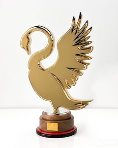 ถ้วยรางวัลรูปหงส์สีทองสุดหรูบนฐานไม้ ใช้ตกแต่งบ้านได้ด้วย มีจำหน่ายในราคาขายส่ง - Product Image 1