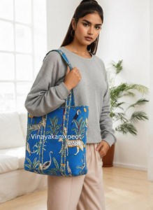 กระเป๋าโท้ทผ้าฝ้ายสีน้ำเงินคุณภาพพรีเมียม พร้อมลายเสือดาว  กระเป๋าสะพายไหล่แบบมีซิปปิด  งานแฮนด์เมด - Product Image 4