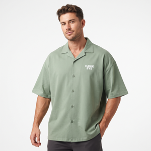 Camisa de corte cuadrado personalizada con botones, estampada con rayas, de manga corta, color verde salvia para hombre - Product Image 1