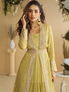 Vestido Anarkali Amarillo Bordado de Manga Larga con Bolero y Cinturón, Traje de Boda Indio Largo Hasta el Suelo - Product Image 3