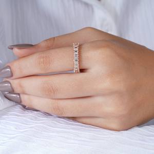 Bague de luxe en diamants taille baguette, parfaite pour un mariage, une demande en mariage ou un anniversaire. Élégante bague éternité en or rose et diamants pour femme. - Product Image 5