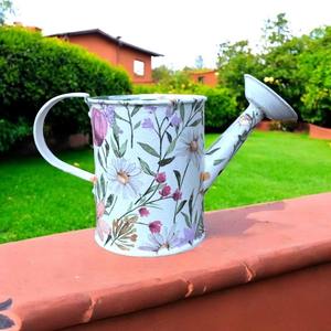 Arrosoir blanc avec motif floral rose en métal, idéal pour la décoration de jardin, de maison, de table, de comptoir, pour une utilisation intérieure et extérieure, et idée cadeau. - Product Image 6
