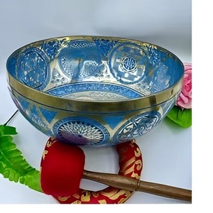 Cuenco Tibetano de Metal Martillado de Estilo Antiguo con Mazo de Madera, Hecho en India para Sanación y Meditación - Product Image 4