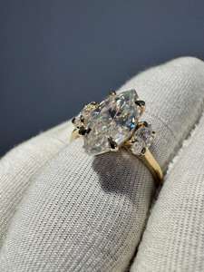 แหวนมอสซาไนต์ทรงคุชชั่นแบบ Cathedral: ดีไซน์วงแหวนล้อมเพชรแบบซ่อนสำหรับงานหมั้นและงานแต่งงาน - Product Image 2