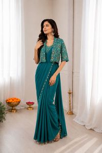 Sari de crepé de seda con bordado de lentejuelas, listo para usar, para fiestas, con blusa y chaqueta completamente cosidas. - Product Image 3