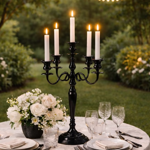 Décoration de table pour dîner aux chandelles  Décoration de table pour fête de jardin  Aménagement de table pour dîner romantique en plein air  Arrangement de table pour repas raffinés - Product Image 1