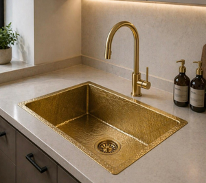 Fregadero de preparación cuadrado de latón hecho a mano, con acabado martillado dorado, para cocina o bar, de un solo tazón, para instalar bajo encimera, con un solo grifo, tipo lavabo utilitario. - Product Image 3