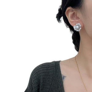 Boucles d'oreilles clous en argent pur 925 de 11-10 mm, blanc froid, avec perles blanches brillantes naturelles d'Australie incrustées, design coréen - Product Image 5