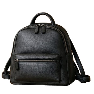 La mini bolsa de cuero granulado negro parece ser un producto de moda genérico similar a las bolsas fabricadas en China. - Product Image 1