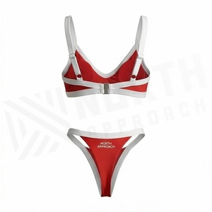 Ensemble de bikini rouge North Aposach avec bordure contrastée blanche, haut triangle à col en V profond et bas string, maillot de bain pour femme - Product Image 2