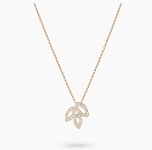 Collar con colgante de diamantes en forma de marquesa triple superpuesta, con pavé, asimétrico, con tres pétalos florales botánicos en oro. - Product Image 2