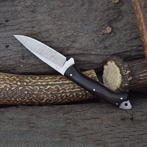 Cuchillo de Caza Hecho a Mano de Grado Industrial con Hoja Dentada de Acero de Damasco, Mango de Madera de Palisandro, Funda de Cuero, Personalización OBM - Product Image 5