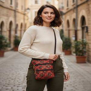 Sac à bandoulière souple moderne imprimé géométrique ethnique rouge rouille avec double fermeture éclair pour femme, idéal pour les voyages décontractés - Product Image 2