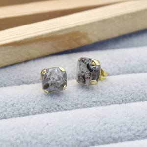 Boucles d'oreilles clous en diamant Herkimer naturel, sertissage à griffes électroplaqué, faites à la main, bijou cadeau pierre de naissance d'avril - Product Image 2