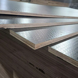 ไม้อัดหกเหลี่ยมกันลื่นเคลือบฟิล์ม ขนาด 15x1250x2500 มม. ผลิตในเวียดนาม ไม้ยูคาลิปตัส 100% กาวฟีนอลิก - Product Image 1