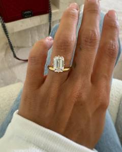 Anillo Solitario Augustus con Diamante Cultivado en Laboratorio de Corte Esmeralda de 3 Quilates, Anillo de Compromiso con Banda de Cigarro de Oro Amarillo de 14K, Certificado IGI - Product Image 2
