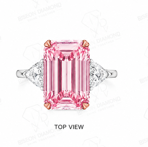 แหวนทรงสามเหลี่ยมประดับเพชรสามเม็ดในทองคำขาว 18K พร้อมเพชรทรงเหลี่ยมมรกตสีชมพูแฟนซีและเพชรทรงไตรลิออนด้านข้าง ตัวเรือนทองคำชมพูแบบกรงเล็บ - Product Image 5