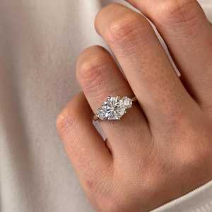 Bague à trois pierres en diamant de laboratoire rond de 2 carats E VVS2, bague trilogie de 2,5 carats au total en or blanc 14 carats, bague triade, certifiée IGI - Product Image 6