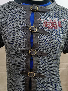 Haut de maillot médiéval fait main en acier doux, riveté à anneaux plats, avec garnitures en cuir, pour reconstitution historique - Product Image 6