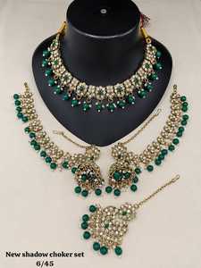 Ensemble de collier choker Kundan vert de créateur en gros avec boucles d'oreilles et Maang Tikka pour femme, idéal pour les mariages et les fêtes - Product Image 3