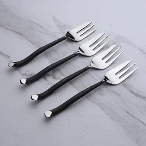 Elegantes tenedores plateados con mangos curvos negros, ideales para comidas familiares, cenas en casa, restaurantes, hoteles y uso en servicios de catering. - Product Image 1