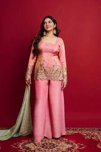 Tenue ethnique traditionnelle haut de gamme pour femme, très tendance, idéale pour les fêtes, avec un haut élégant en soie sergé dorée, un pantalon palazzo et un dupatta, pour les festivals - Product Image 5