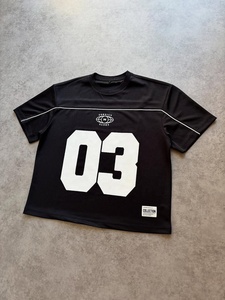 เสื้อยืดคอกลมผ้าตาข่ายระบายอากาศคุณภาพสูงแบบ OEM สกรีนลายละเอียดแน่นหมายเลข 03 พร้อมดีเทลการตกแต่งแบบ Piping สไตล์สตรีทแวร์ - Product Image 6