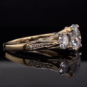 Bague de fiançailles pour femme en or massif 14 carats, diamant rond brillant cultivé en laboratoire, style romantique certifié, avec diamants latéraux - Product Image 4