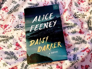 เดซี่ ดาร์กเกอร์ โดยอลิซ ฟีนนีย์ หนังสือปกอ่อน หนังสือระทึกขวัญขายดี นิยาย 352 หน้า - Product Image 3