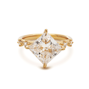 Bague de fiançailles en or jaune 14 carats avec diamant de laboratoire taille princesse de 3,5 carats, sertissage en forme de cerf-volant et pierres latérales rondes, certifiée IGI - Product Image 2