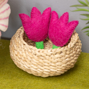 ดอกทิวลิปทำมือจากผ้าสักหลาด – ของตกแต่งพวงมาลัยฤดูใบไม้ผลิและฤดูร้อน, ของตกแต่งดอกไม้จากผ้าสักหลาด, งานฝีมือที่เป็นมิตรต่อแรงงานและมีคุณค่าทางสังคม - Product Image 6